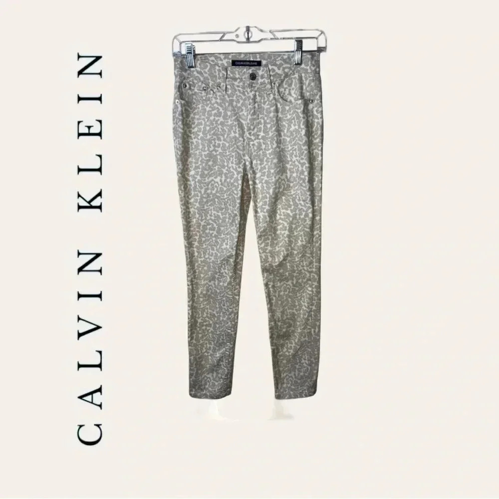 0196W. CALVIN KELIN DENIM JEANS CREAM IN COLOR LEOPARD PRINT SIZE 26 SKINNY FIT
